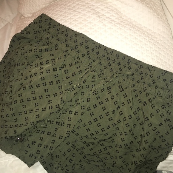 Flowy army green & black print shorts - Picture 3 of 3